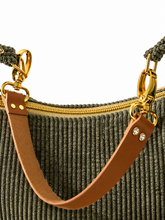Load image into Gallery viewer, Handgemachte Mondtasche aus Cord mit Kunstlederriemen | Schultertasche mit Reißverschluss &amp; Baumwollfutter
