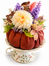 Charger l'image dans la galerie, Handgemachte Herbstdeko mit Stoffkürbis, Blumen und Pilz – Rostrot &amp; Creme
