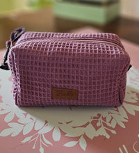 Lade das Bild in den Galerie-Viewer, Kosmetiktasche Waffelpique | Kulturbeutel Handarbeit | Schminktasche mit Baumwollfutter &amp; Volumenvlies (18×11×10 cm)
