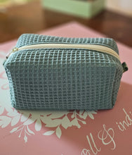 Lade das Bild in den Galerie-Viewer, Kosmetiktasche Waffelpique | Kulturbeutel Handarbeit | Schminktasche mit Baumwollfutter &amp; Volumenvlies (18×11×10 cm)
