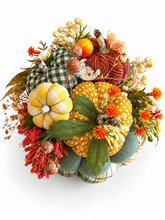 Lade das Bild in den Galerie-Viewer, Handgemachte Herbstdeko mit Stoffkürbissen und Blumen – Grün &amp; Orange
