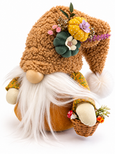 Cargar imagen en el visor de la galería, Handgemachter Herbstwichtel mit Teddy-Zipfelmütze, Kürbissen und Pilzkörbchen – Ockerbraun
