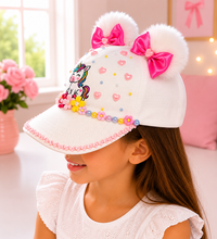 Lade das Bild in den Galerie-Viewer, Weiße Einhorn Mädchen Cap mit Pompons &amp; Schleifen – Süße Kinder Basecap mit Glitzer
