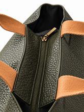 Lade das Bild in den Galerie-Viewer, Kunstledertasche mit Kosmetiktasche &amp; Schulterriemen – Vintage Style
