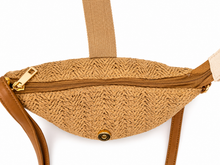Lade das Bild in den Galerie-Viewer, Geflochtene Umhängetasche in Camel – leichte Sommertasche | 27 × 21 cm (Kopie)
