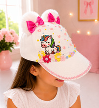 Lade das Bild in den Galerie-Viewer, Weiße Einhorn Mädchen Cap mit Pompons &amp; Schleifen – Süße Kinder Basecap mit Glitzer
