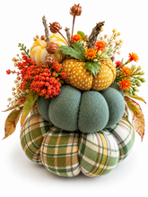 Lade das Bild in den Galerie-Viewer, Handgemachte Herbstdeko mit Stoffkürbissen und Blumen – Grün &amp; Orange
