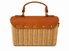 Charger l'image dans la galerie, Elegante Korbtasche in Natur &amp; Cognac mit goldfarbenen Details
