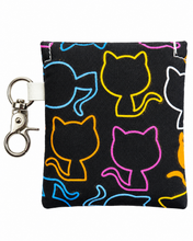 Lade das Bild in den Galerie-Viewer, Handgenähtes Täschchen mit Karabiner | Baumwolle 7 x 9cm | AirPods-Hülle &amp; Mini-Organizer – für Kopfhörer, Tampons, Geld, Einkaufschips
