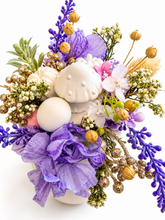 Lade das Bild in den Galerie-Viewer, Handgemachtes Blumengesteck in Gipsvase – Lila mit Gipspilzen &amp; Kürbissen
