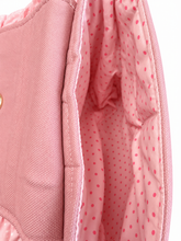 Load image into Gallery viewer, Handgemachter Kinderrucksack mit Blumenmuster und Rüschen – Rosa
