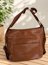 Lade das Bild in den Galerie-Viewer, Umhängetasche &amp; Rucksack in einem – stylische Alltagstasche aus Kunstleder in Camel, Braun oder Schwarz | 2-in-1 Tasche Damen
