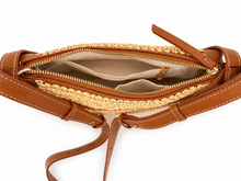 Lade das Bild in den Galerie-Viewer, Sommertasche Beige &amp; Braun – geflochtene Umhängetasche in Halbmondform
