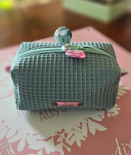 Lade das Bild in den Galerie-Viewer, Kosmetiktasche Waffelpique | Kulturbeutel Handarbeit | Schminktasche mit Baumwollfutter &amp; Volumenvlies (18×11×10 cm)
