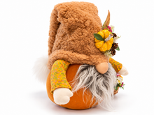 Lade das Bild in den Galerie-Viewer, Handgemachter Herbstwichtel mit Kürbissen und Blumenkorb – Herbstdeko 25 cm
