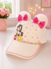 Lade das Bild in den Galerie-Viewer, Weiße Einhorn Mädchen Cap mit Pompons &amp; Schleifen – Süße Kinder Basecap mit Glitzer
