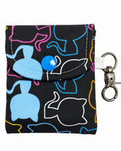 Lade das Bild in den Galerie-Viewer, Handgenähtes Täschchen mit Karabiner | Baumwolle 7 x 9cm | AirPods-Hülle &amp; Mini-Organizer – für Kopfhörer, Tampons, Geld, Einkaufschips
