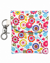 Lade das Bild in den Galerie-Viewer, Handgenähtes Täschchen mit Karabiner | Baumwolle 7 x 9cm | AirPods-Hülle &amp; Mini-Organizer – für Kopfhörer, Tampons, Geld, Einkaufschips

