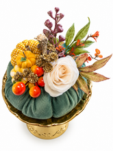 Lade das Bild in den Galerie-Viewer, Handgemachte Kürbisdeko mit Rosen auf Upcycling-Tasse
