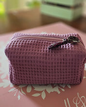 Lade das Bild in den Galerie-Viewer, Kosmetiktasche Waffelpique | Kulturbeutel Handarbeit | Schminktasche mit Baumwollfutter &amp; Volumenvlies (18×11×10 cm)
