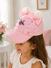 Lade das Bild in den Galerie-Viewer, Rosa Feen Mädchen Cap mit Schleifen &amp; Pompons – Zauberhafte Kinder Basecap mit Perlen
