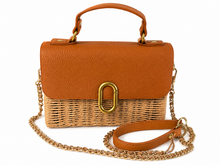 Charger l'image dans la galerie, Elegante Korbtasche in Natur &amp; Cognac mit goldfarbenen Details

