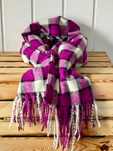 Lade das Bild in den Galerie-Viewer, Karierter Schal in Pink, Lila, Creme &amp; Schwarz | Weicher Schal aus 100 % Viskose | ca. 180 × 65 cm
