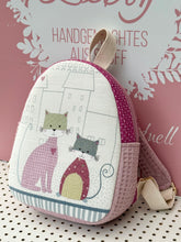 Lade das Bild in den Galerie-Viewer, Kindergartenrucksack Kinder – Mini Rucksack mit Katzenmotiv | Waffelpique &amp; Baumwolle | handgemacht | Kita &amp; Vorschule Geschenk
