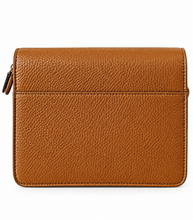 Load image into Gallery viewer, Elegante Crossbody-Tasche aus Kunstleder – kompakt &amp; stylisch – in Cognac – 16×20×9 cm
