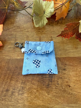 Lade das Bild in den Galerie-Viewer, Handgenähtes Täschchen mit Karabiner | Baumwolle 7 x 9cm | AirPods-Hülle &amp; Mini-Organizer – für Kopfhörer, Tampons, Geld, Einkaufschips
