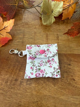 Lade das Bild in den Galerie-Viewer, Handgenähtes Täschchen mit Karabiner | Baumwolle 7 x 9cm | AirPods-Hülle &amp; Mini-Organizer – für Kopfhörer, Tampons, Geld, Einkaufschips
