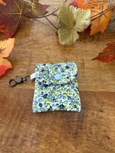 Lade das Bild in den Galerie-Viewer, Handgenähtes Täschchen mit Karabiner | Baumwolle 7 x 9cm | AirPods-Hülle &amp; Mini-Organizer – für Kopfhörer, Tampons, Geld, Einkaufschips
