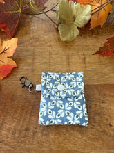 Lade das Bild in den Galerie-Viewer, Handgenähtes Täschchen mit Karabiner | Baumwolle 7 x 9cm | AirPods-Hülle &amp; Mini-Organizer – für Kopfhörer, Tampons, Geld, Einkaufschips
