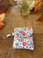 Lade das Bild in den Galerie-Viewer, Handgenähtes Täschchen mit Karabiner | Baumwolle 7 x 9cm | AirPods-Hülle &amp; Mini-Organizer – für Kopfhörer, Tampons, Geld, Einkaufschips
