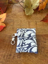 Lade das Bild in den Galerie-Viewer, Handgenähtes Täschchen mit Karabiner | Baumwolle 7 x 9cm | AirPods-Hülle &amp; Mini-Organizer – für Kopfhörer, Tampons, Geld, Einkaufschips
