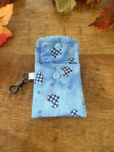 Lade das Bild in den Galerie-Viewer, Handgenähtes Täschchen mit Karabiner | Baumwolle 7 x 9cm | AirPods-Hülle &amp; Mini-Organizer – für Kopfhörer, Tampons, Geld, Einkaufschips
