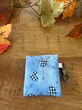 Lade das Bild in den Galerie-Viewer, Handgenähtes Täschchen mit Karabiner | Baumwolle 7 x 9cm | AirPods-Hülle &amp; Mini-Organizer – für Kopfhörer, Tampons, Geld, Einkaufschips
