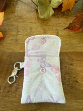 Lade das Bild in den Galerie-Viewer, Handgenähtes Täschchen mit Karabiner | Baumwolle 7 x 9cm | AirPods-Hülle &amp; Mini-Organizer – für Kopfhörer, Tampons, Geld, Einkaufschips
