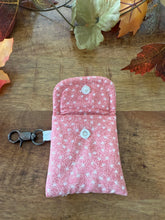 Lade das Bild in den Galerie-Viewer, Handgenähtes Täschchen mit Karabiner | Baumwolle 7 x 9cm | AirPods-Hülle &amp; Mini-Organizer – für Kopfhörer, Tampons, Geld, Einkaufschips
