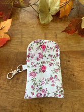 Lade das Bild in den Galerie-Viewer, Handgenähtes Täschchen mit Karabiner | Baumwolle 7 x 9cm | AirPods-Hülle &amp; Mini-Organizer – für Kopfhörer, Tampons, Geld, Einkaufschips
