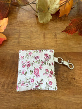 Lade das Bild in den Galerie-Viewer, Handgenähtes Täschchen mit Karabiner | Baumwolle 7 x 9cm | AirPods-Hülle &amp; Mini-Organizer – für Kopfhörer, Tampons, Geld, Einkaufschips
