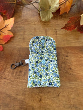 Lade das Bild in den Galerie-Viewer, Handgenähtes Täschchen mit Karabiner | Baumwolle 7 x 9cm | AirPods-Hülle &amp; Mini-Organizer – für Kopfhörer, Tampons, Geld, Einkaufschips
