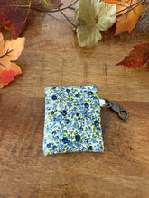 Lade das Bild in den Galerie-Viewer, Handgenähtes Täschchen mit Karabiner | Baumwolle 7 x 9cm | AirPods-Hülle &amp; Mini-Organizer – für Kopfhörer, Tampons, Geld, Einkaufschips
