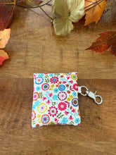 Lade das Bild in den Galerie-Viewer, Handgenähtes Täschchen mit Karabiner | Baumwolle 7 x 9cm | AirPods-Hülle &amp; Mini-Organizer – für Kopfhörer, Tampons, Geld, Einkaufschips
