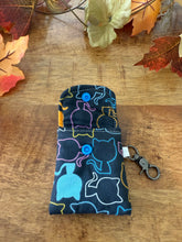 Lade das Bild in den Galerie-Viewer, Handgenähtes Täschchen mit Karabiner | Baumwolle 7 x 9cm | AirPods-Hülle &amp; Mini-Organizer – für Kopfhörer, Tampons, Geld, Einkaufschips
