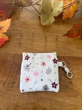 Lade das Bild in den Galerie-Viewer, Handgenähtes Täschchen mit Karabiner | Baumwolle 7 x 9cm | AirPods-Hülle &amp; Mini-Organizer – für Kopfhörer, Tampons, Geld, Einkaufschips
