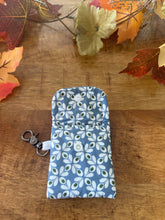 Lade das Bild in den Galerie-Viewer, Handgenähtes Täschchen mit Karabiner | Baumwolle 7 x 9cm | AirPods-Hülle &amp; Mini-Organizer – für Kopfhörer, Tampons, Geld, Einkaufschips
