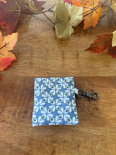 Lade das Bild in den Galerie-Viewer, Handgenähtes Täschchen mit Karabiner | Baumwolle 7 x 9cm | AirPods-Hülle &amp; Mini-Organizer – für Kopfhörer, Tampons, Geld, Einkaufschips
