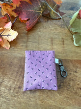 Lade das Bild in den Galerie-Viewer, Handgenähtes Täschchen mit Karabiner | Baumwolle 7 x 9cm | AirPods-Hülle &amp; Mini-Organizer – für Kopfhörer, Tampons, Geld, Einkaufschips
