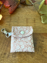 Lade das Bild in den Galerie-Viewer, Handgenähtes Täschchen mit Karabiner | Baumwolle 7 x 9cm | AirPods-Hülle &amp; Mini-Organizer – für Kopfhörer, Tampons, Geld, Einkaufschips
